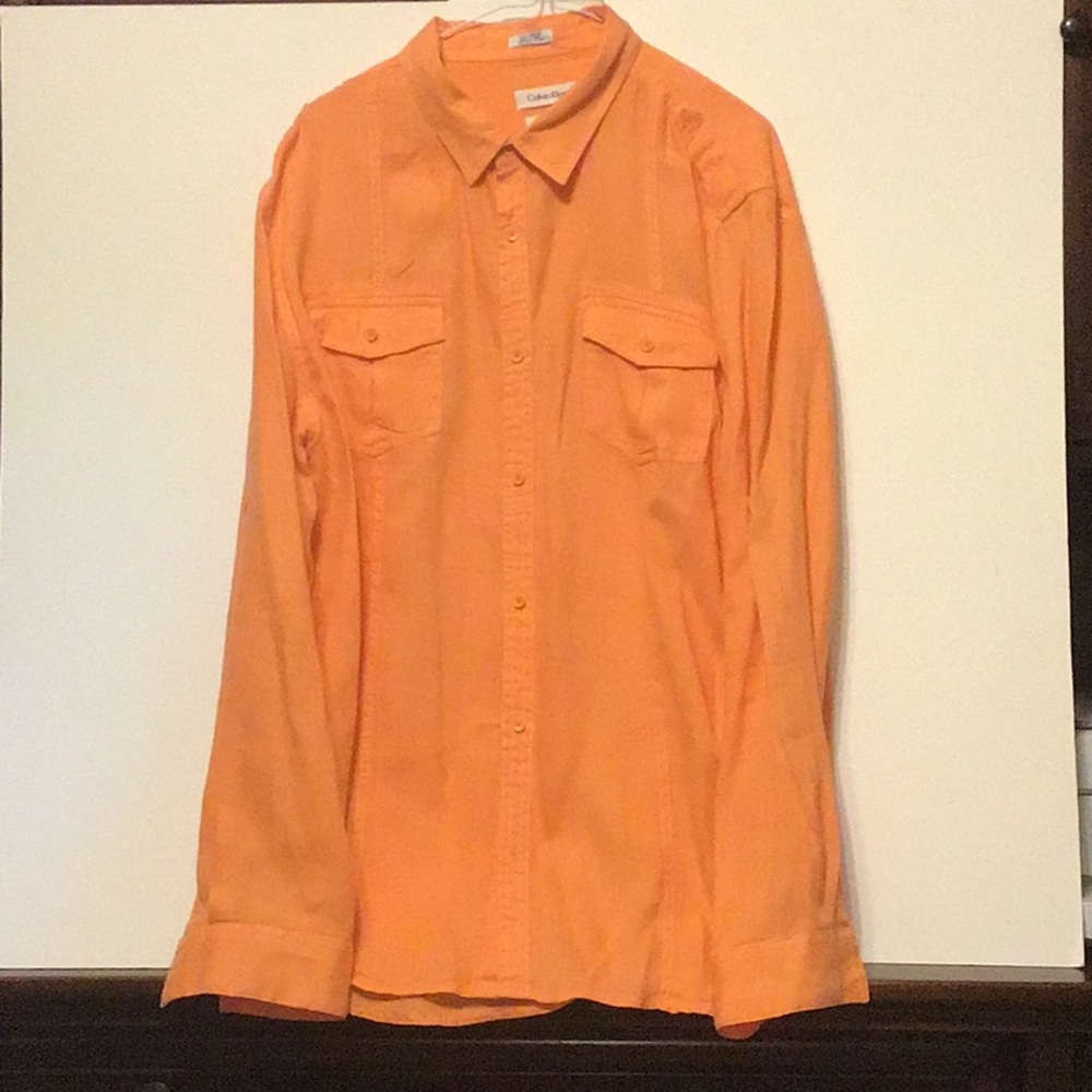 Calve in Klein Shirt